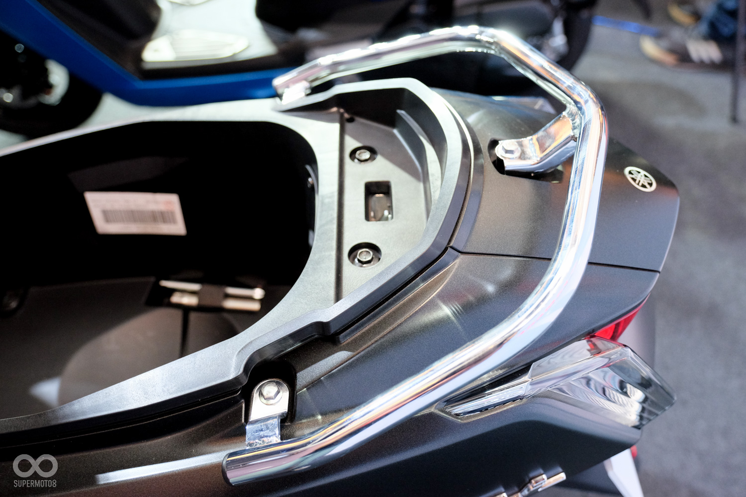 後扶手為全金屬彎管，握感相當紮實