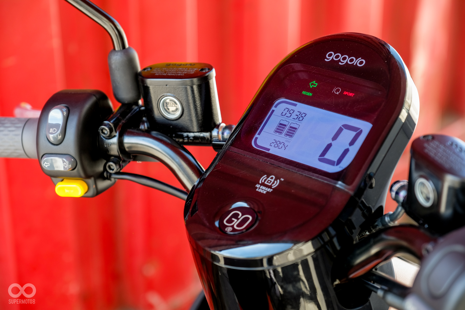 儀表為單色液晶顯示，下方黑色區域為NFC感應處，但是這輛未滿300km的試乘車已經有明顯刮痕，建議車主可在此處加上保護貼保護