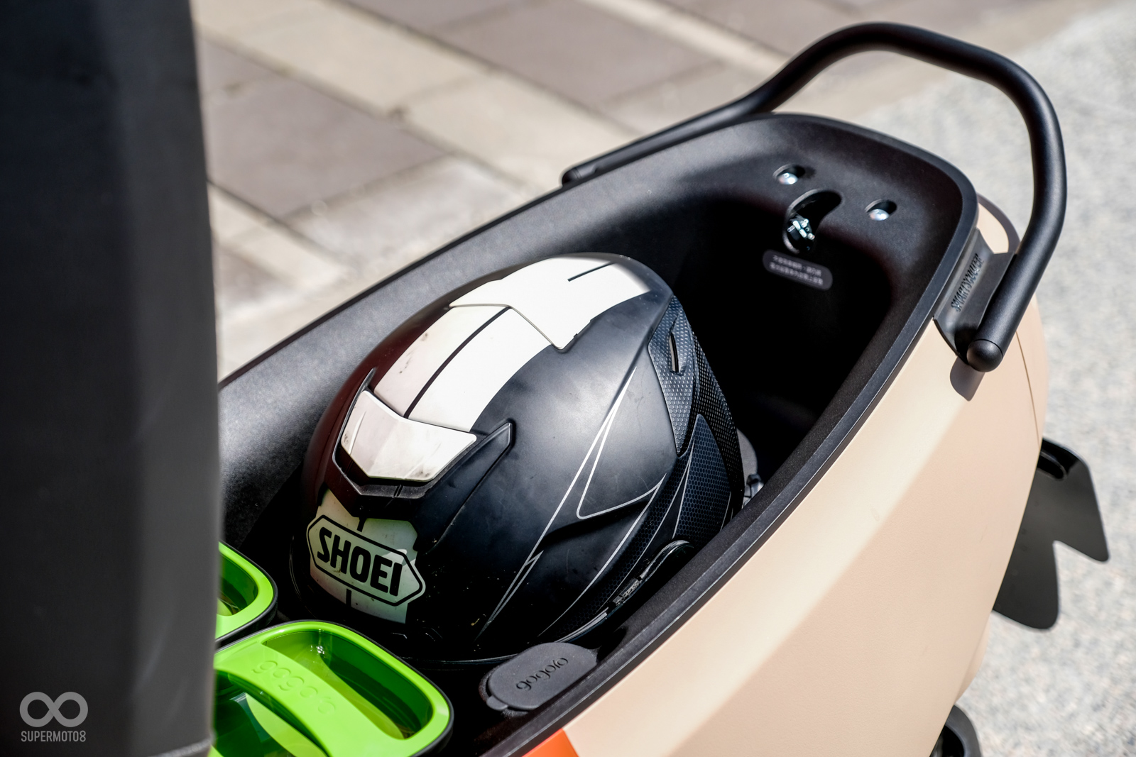 車廂內可放入一頂3/4安全帽，例如圖中的SHOEI