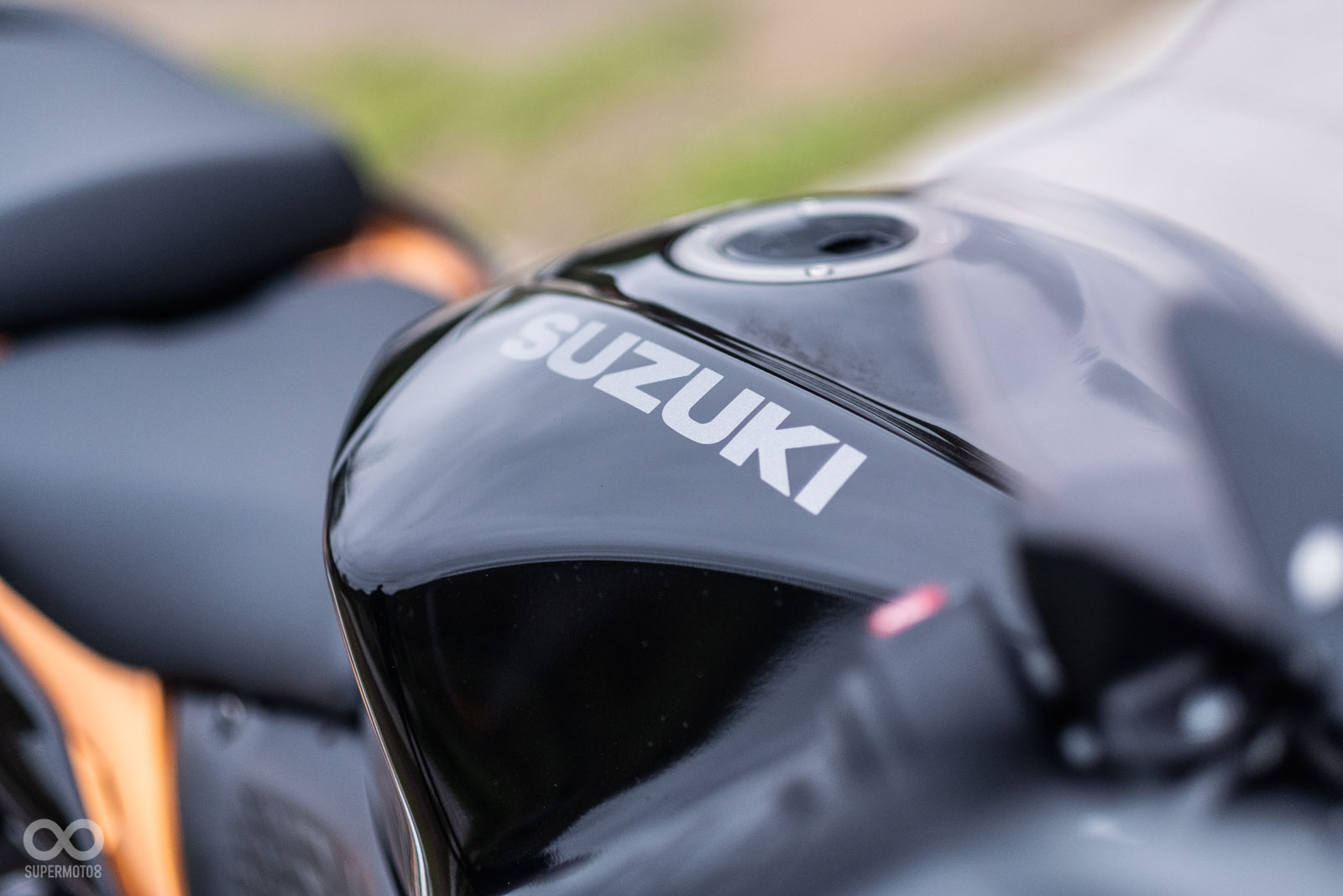 超低的座高配上又大又好夾的油箱,給人一種摟著抱枕騎車的錯覺