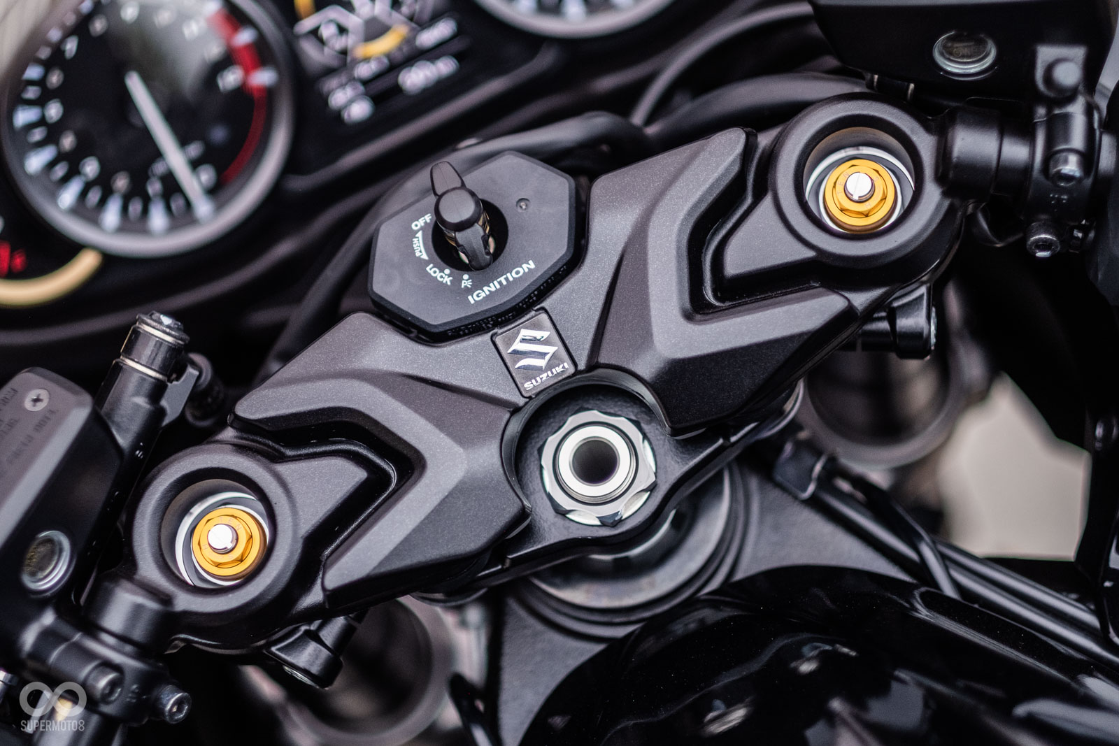 三角台上有著SUZUKI的LOGO