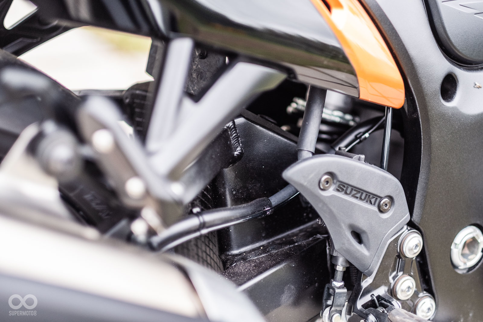 為了應對高達300公里的極速,HAYABUSA的後搖臂結構非常粗壯