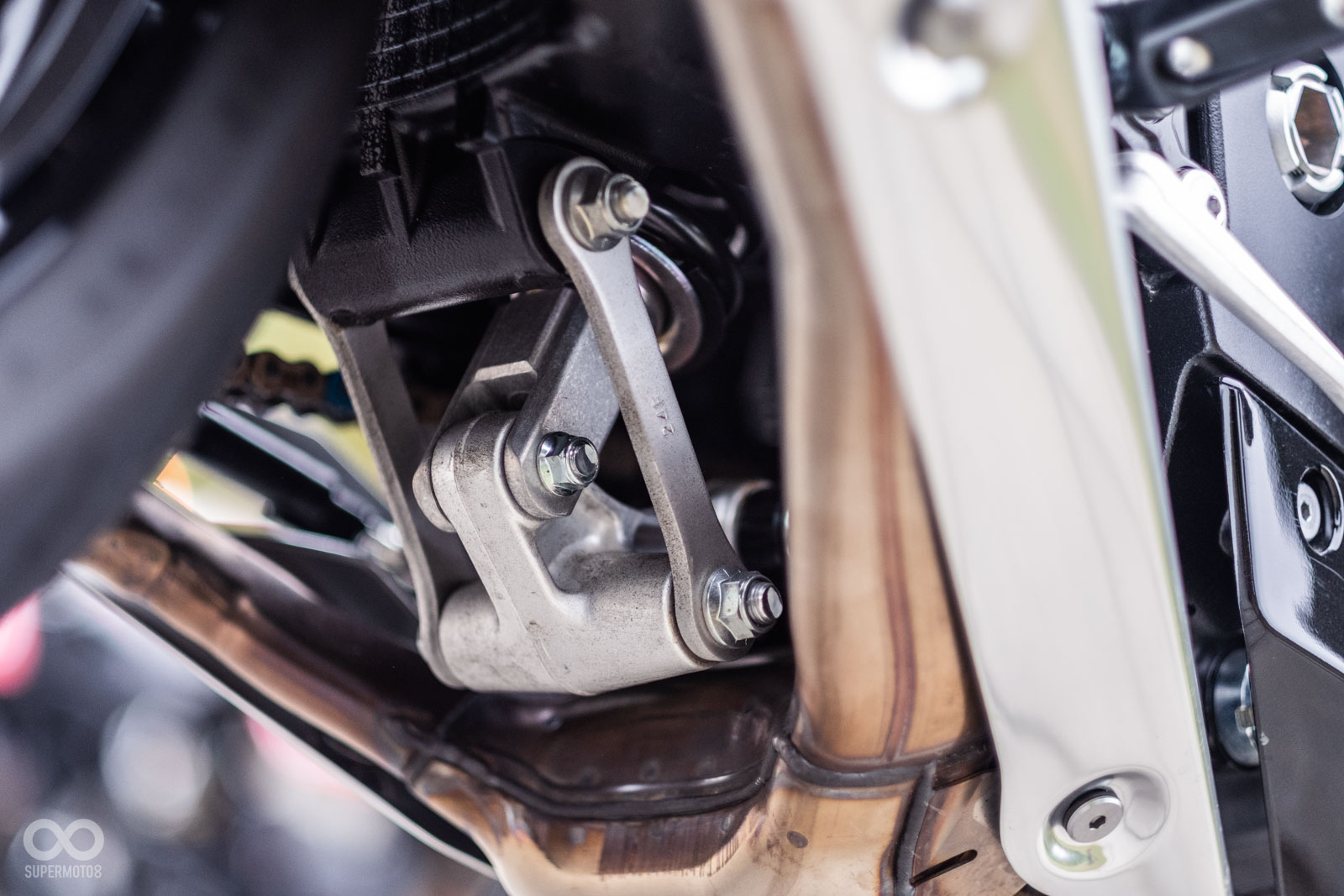 後避震使用中置單槍多連桿的設計