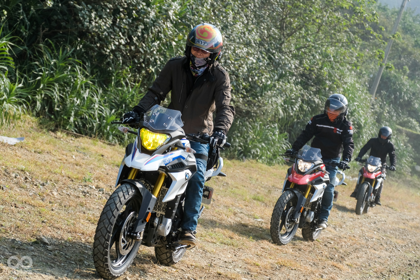 學員們繞圈暖身,適應off-Road路面的騎乘感受
