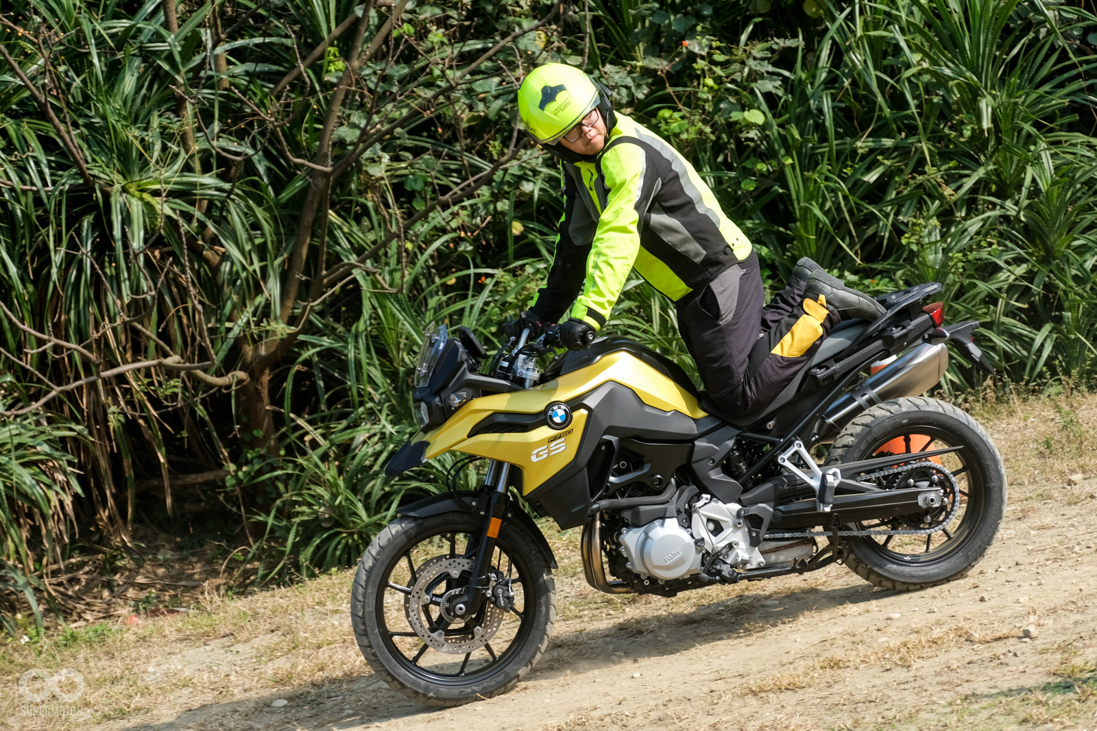 暖身結束之後,教練也開始下達不同的騎乘姿勢變換,讓學員感受與練習車身平衡的變化