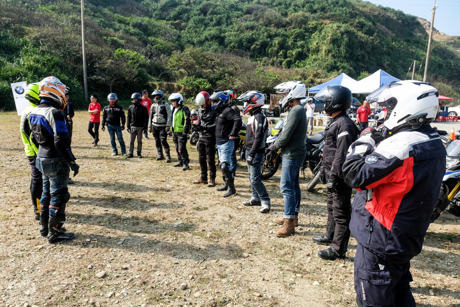 學員們一字排開聽上課