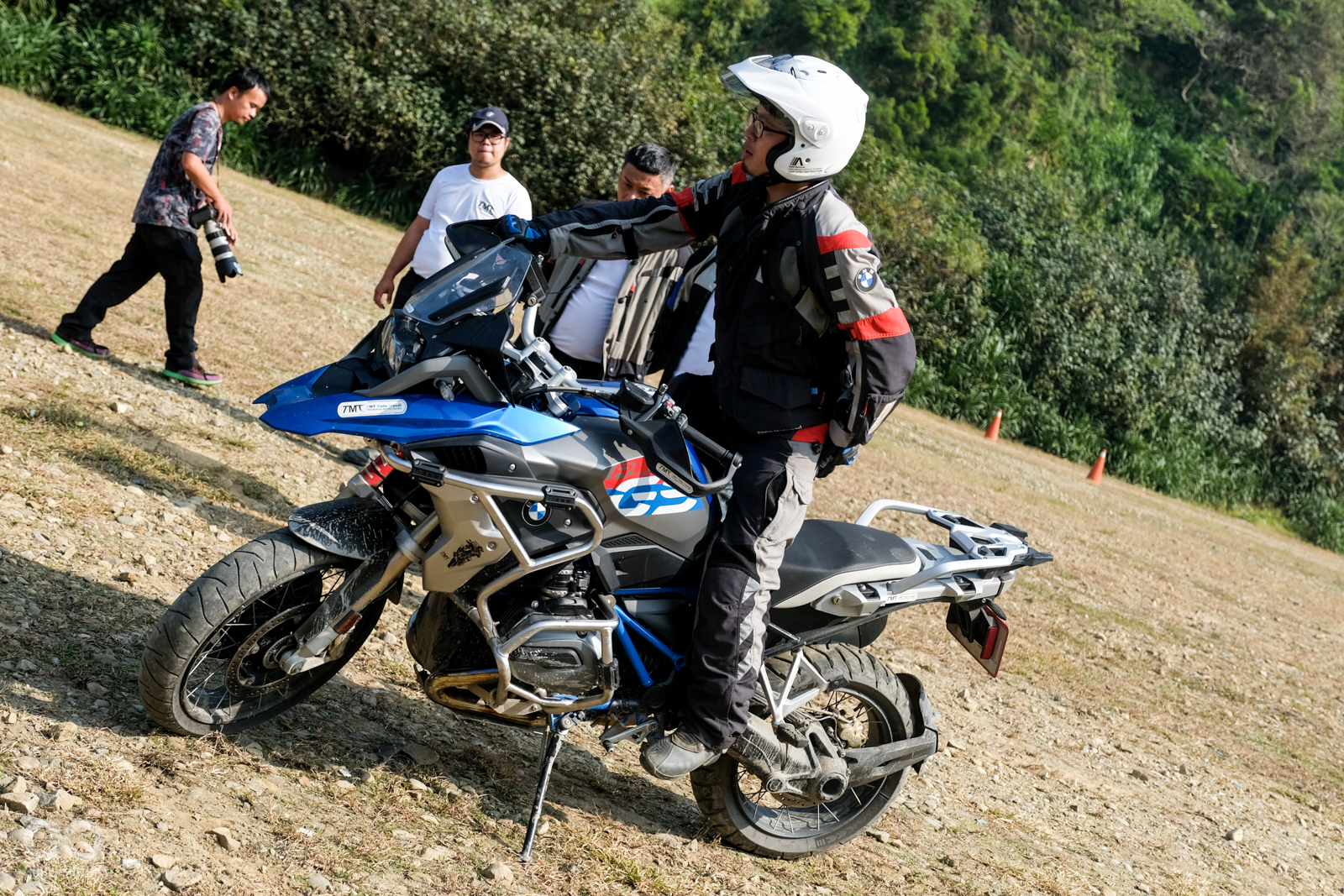 教官非常專業的親自示範指導騎乘姿勢