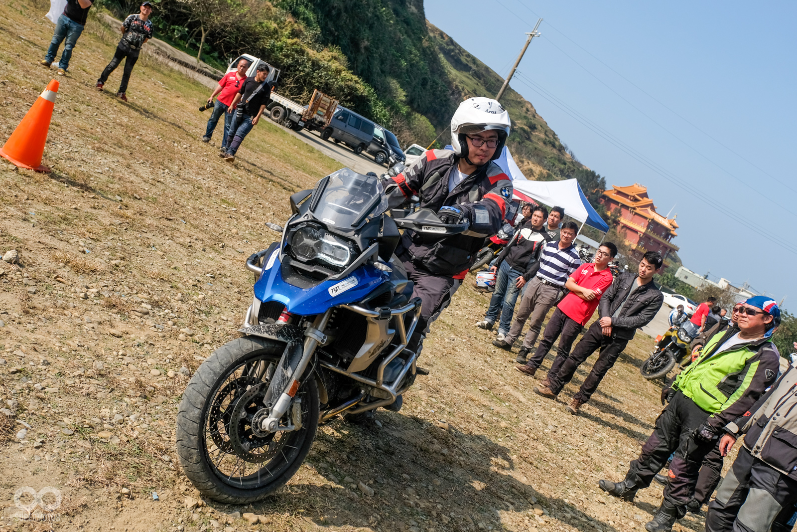 教官示範繞錐時的反向平衡操作