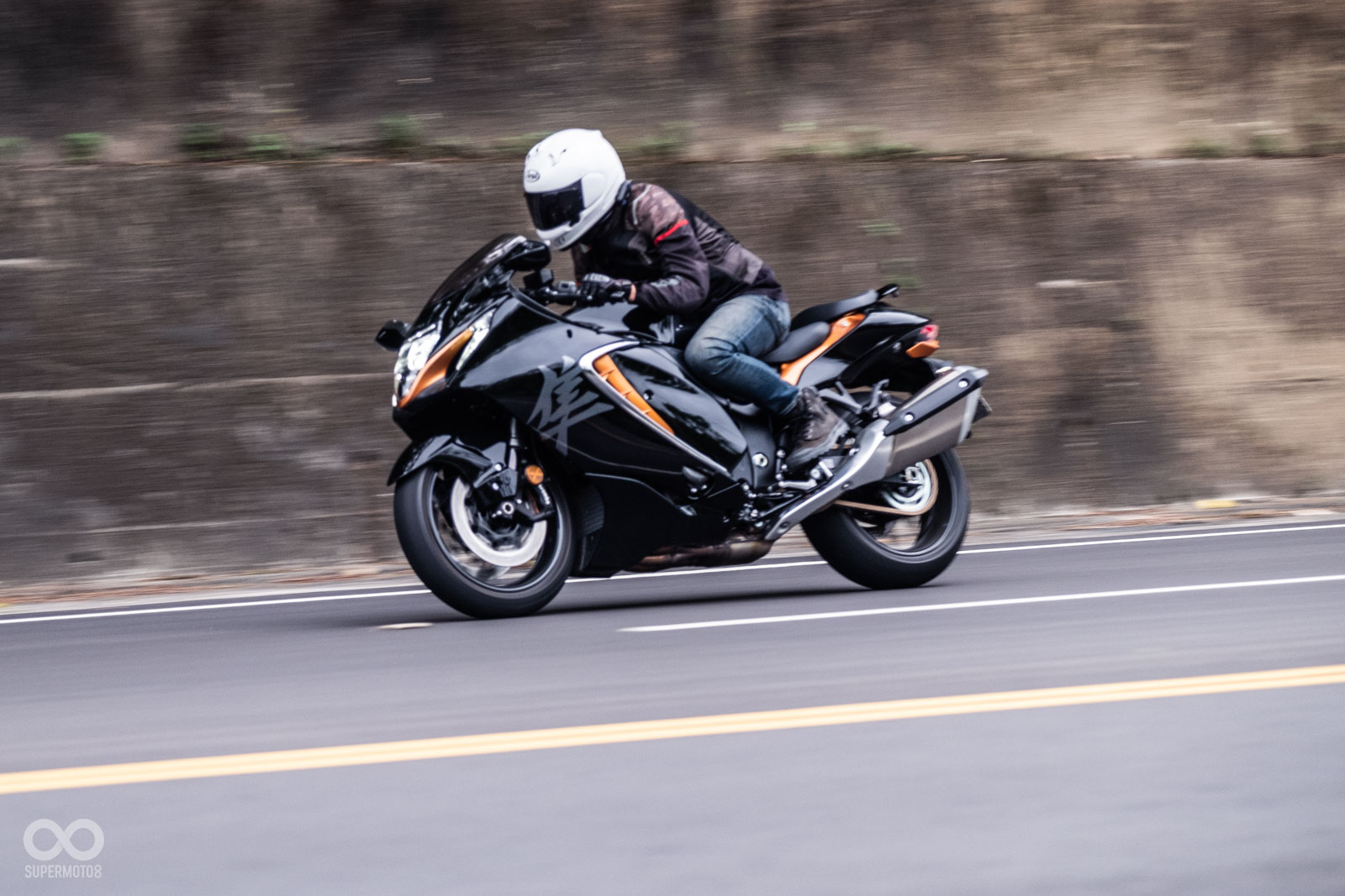 Brembo的前煞不論在重煞入彎還是直線減速都給人十足的信心;原廠的懸吊設定更是在舒適和熱血之間有著極佳的平衡