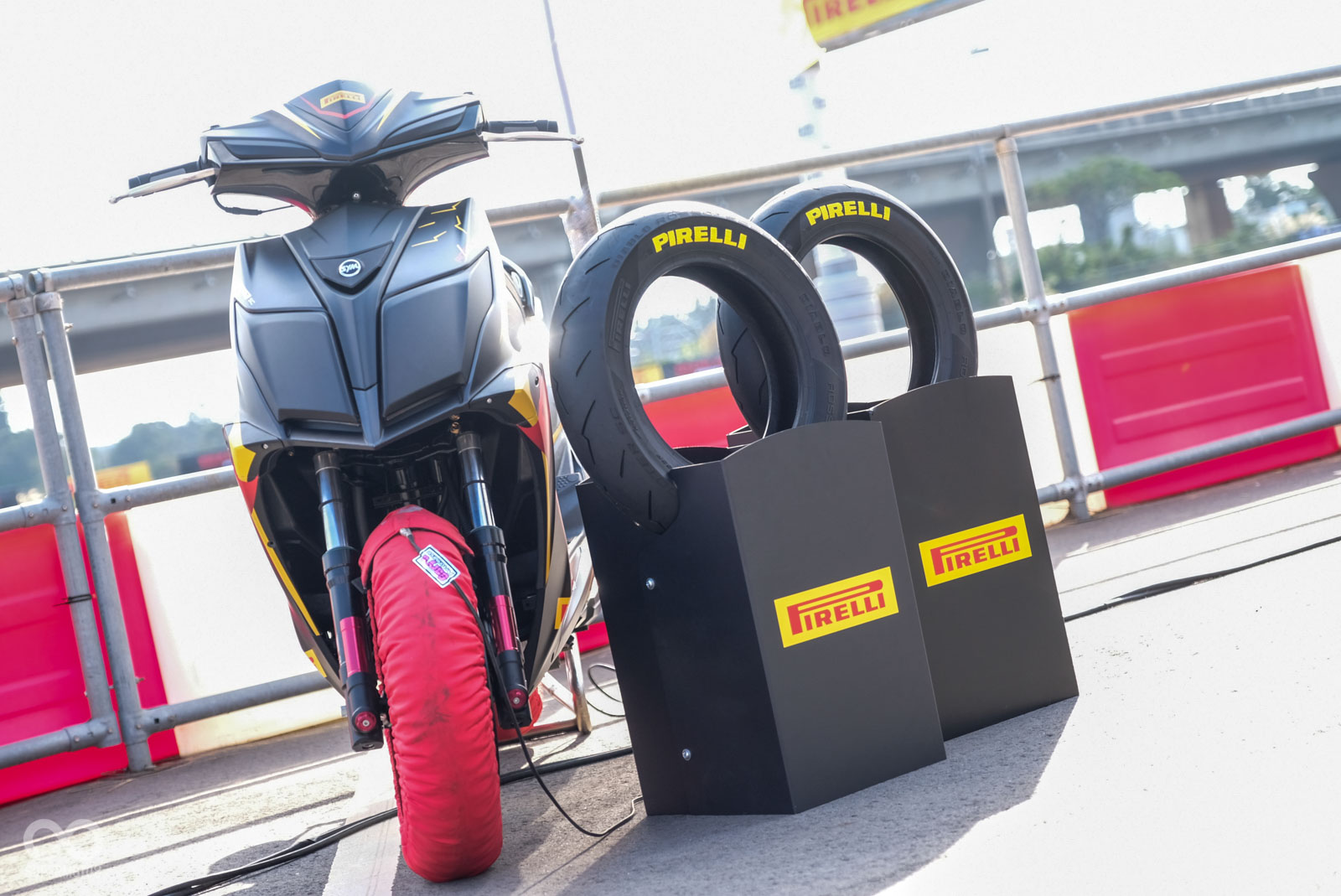 DIABLO ROSSO™ SCOOTER SC除了主打賽道競技使用之外,依舊有通過各國的公路輪胎檢驗,因此是一條賽道/公路兩相宜的性能胎