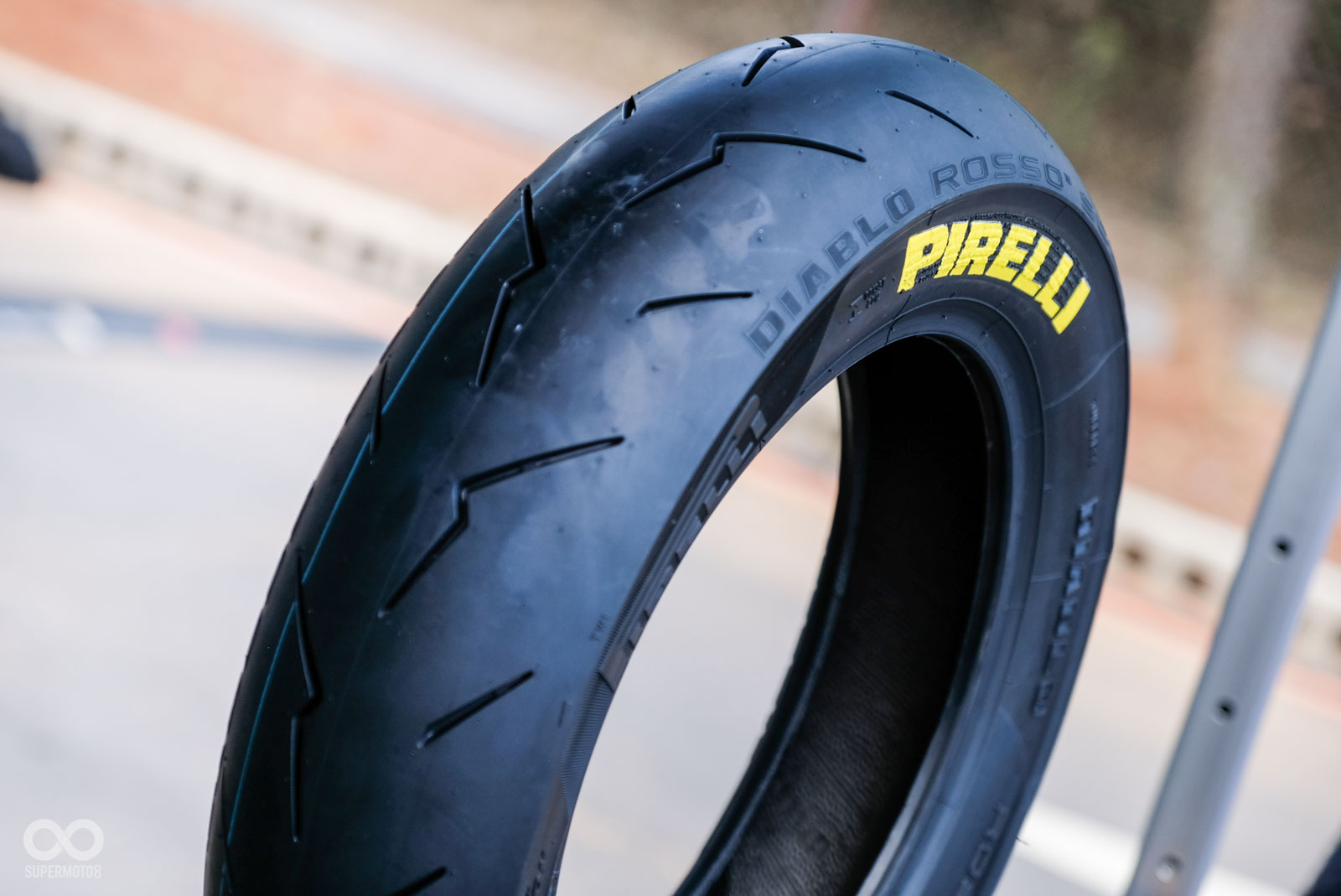 PIRELLI ROSSO家族標誌的閃電胎紋,經過微調變得更窄、更短,海陸比也調整降低至4.1%