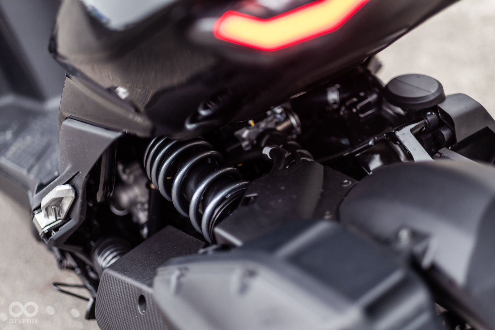 後懸吊為預載可調的中置避震器