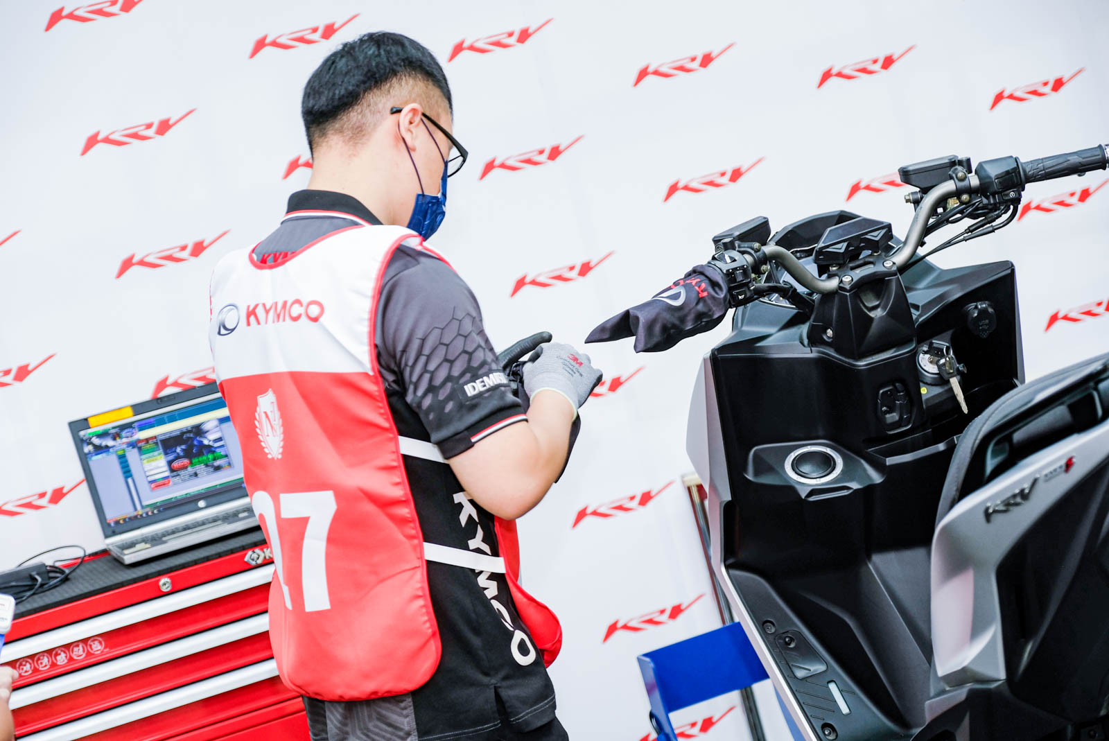 選手開始作業前也必須按照規定套上椅墊、握把套