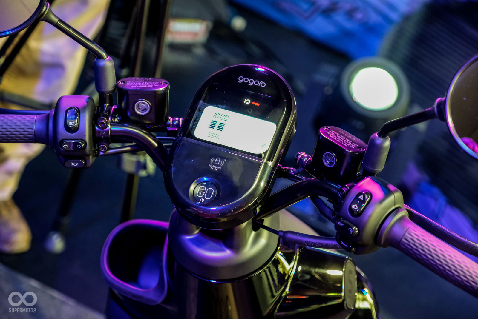 儀表不同於Gogoro 3的摺角設計，改以全平面呈現