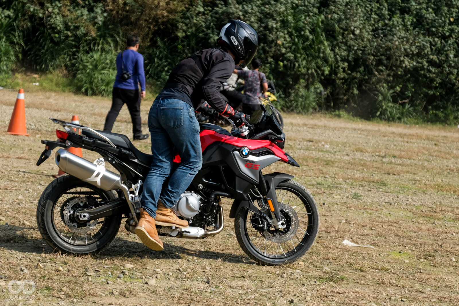 這可不是在推車起步,而是在行進間透過雙腳位置的轉移來練習平衡感