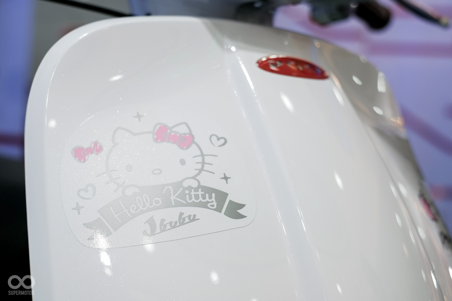 車身上塗裝使用的是比較特別的塗鴉風格