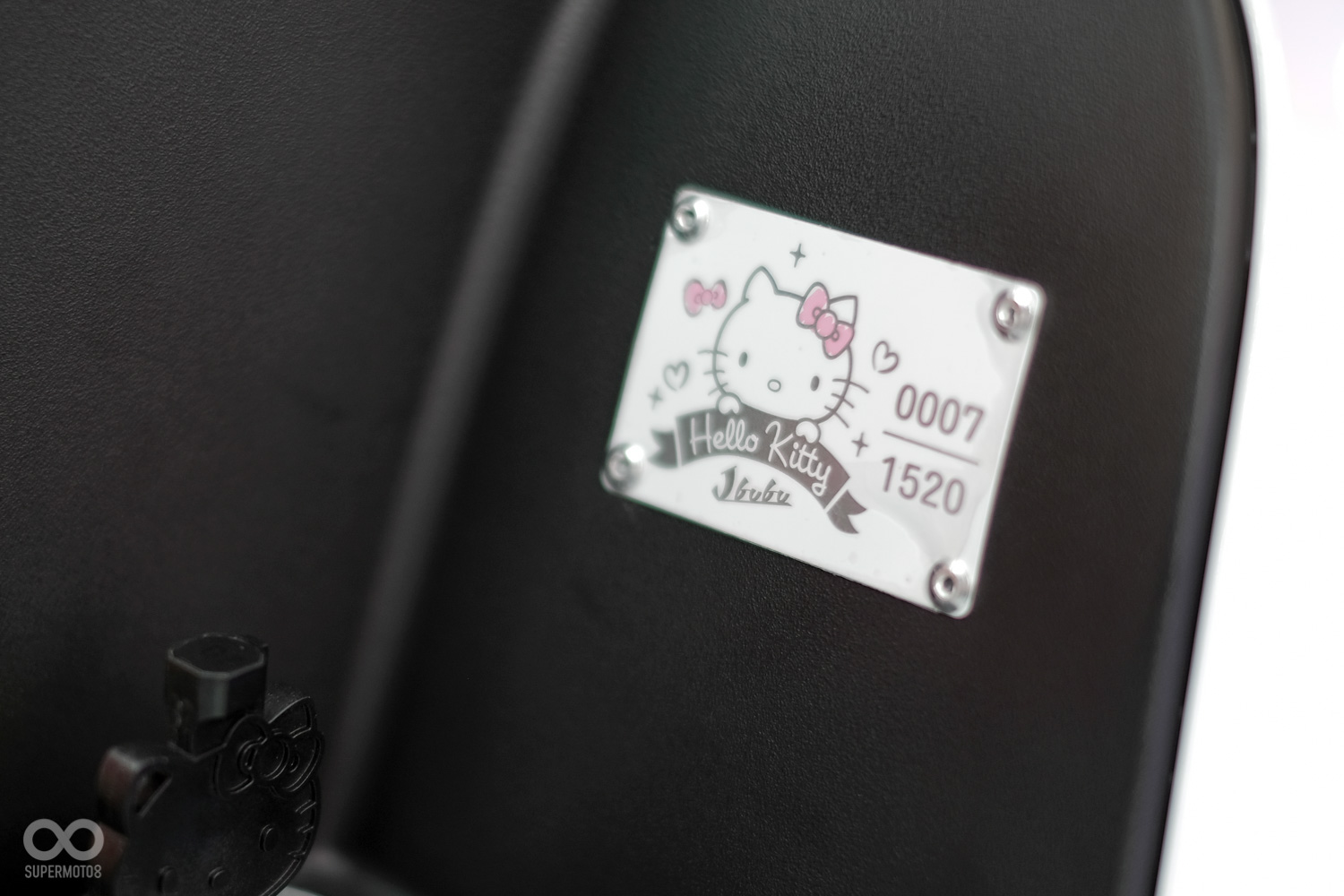 Hello Kitty造型油箱蓋,限量銘版則是在鑰匙孔前方的面板