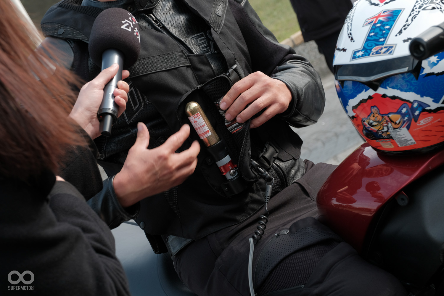 在示範ABS失效時的失控可能會將騎士拋離車體，因此試車手皆穿著氣囊護具上場以策安全