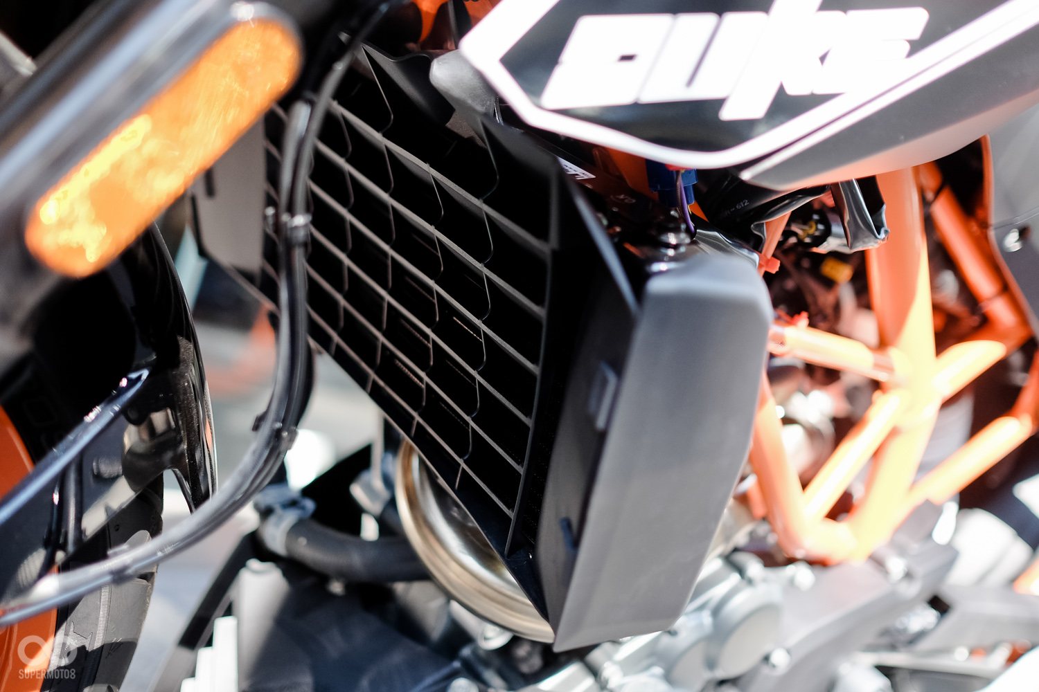 全新的DUKE增加了水冷排導流葉片,騎乘時引入更多空氣降低引擎工作溫度