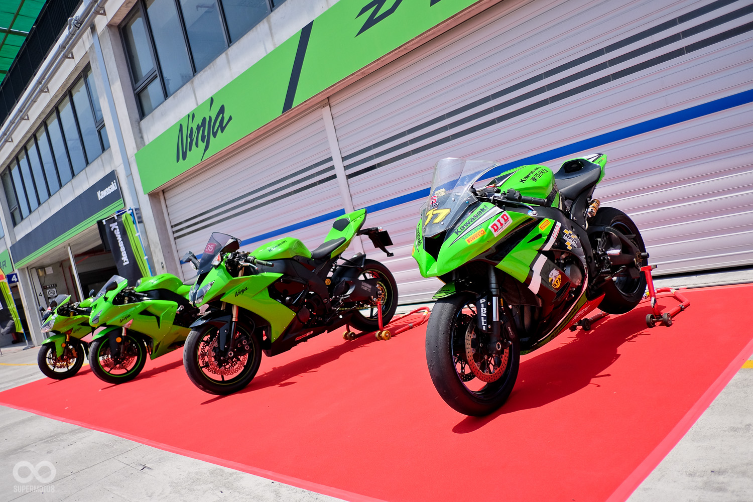 由右至左,最近一代至最早代一字排開。在現場可明顯察覺,隨時間進化ZX-10R車身尺寸越做越小