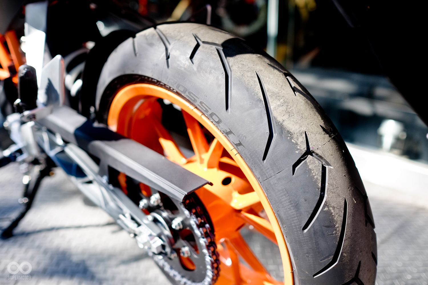 原廠配胎也由原本的MATEZELER變更為PIRELLI的街跑胎DIABLO ROSSO II。