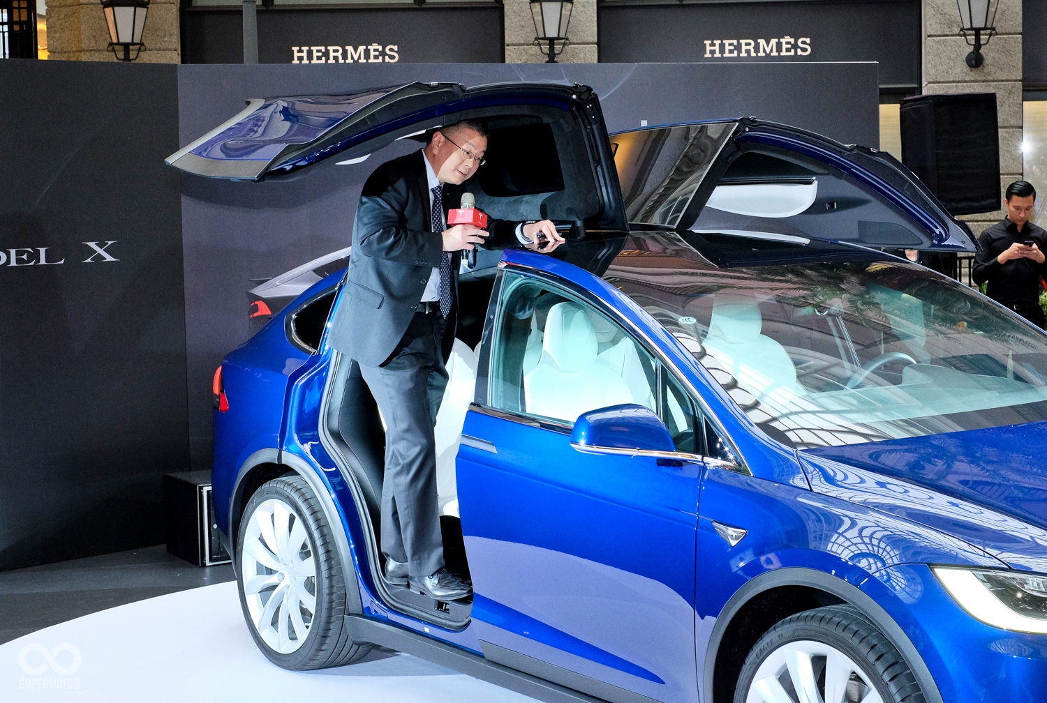 在鷹翼優化下，後座乘客幾乎可以走入車室中，進出相當便利