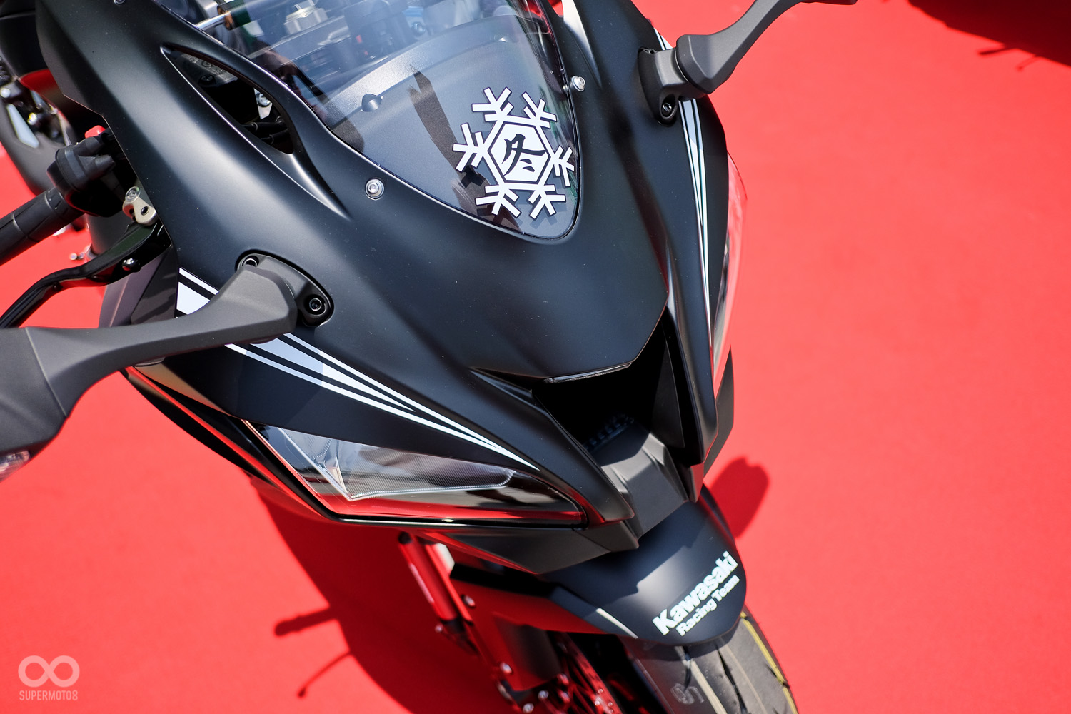 在風鏡上有著特殊的冬字樣,相當醒目