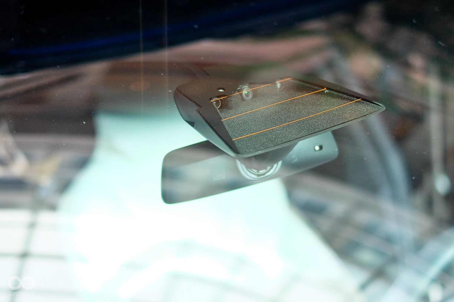 前方設置三個高感度攝影鏡頭