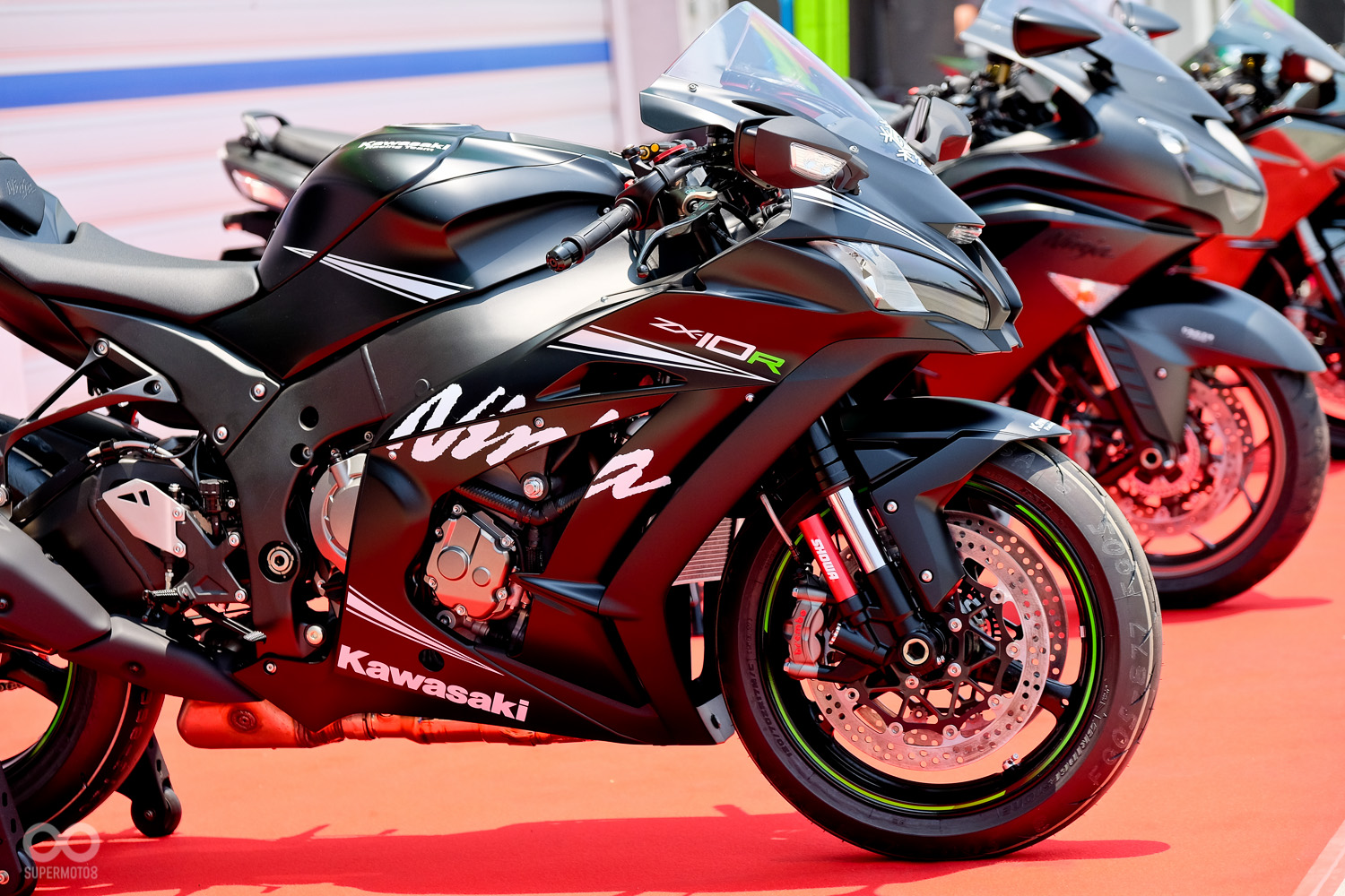同時也展示ZX-10R冬季測試版塗裝與霧黑ZX-14R