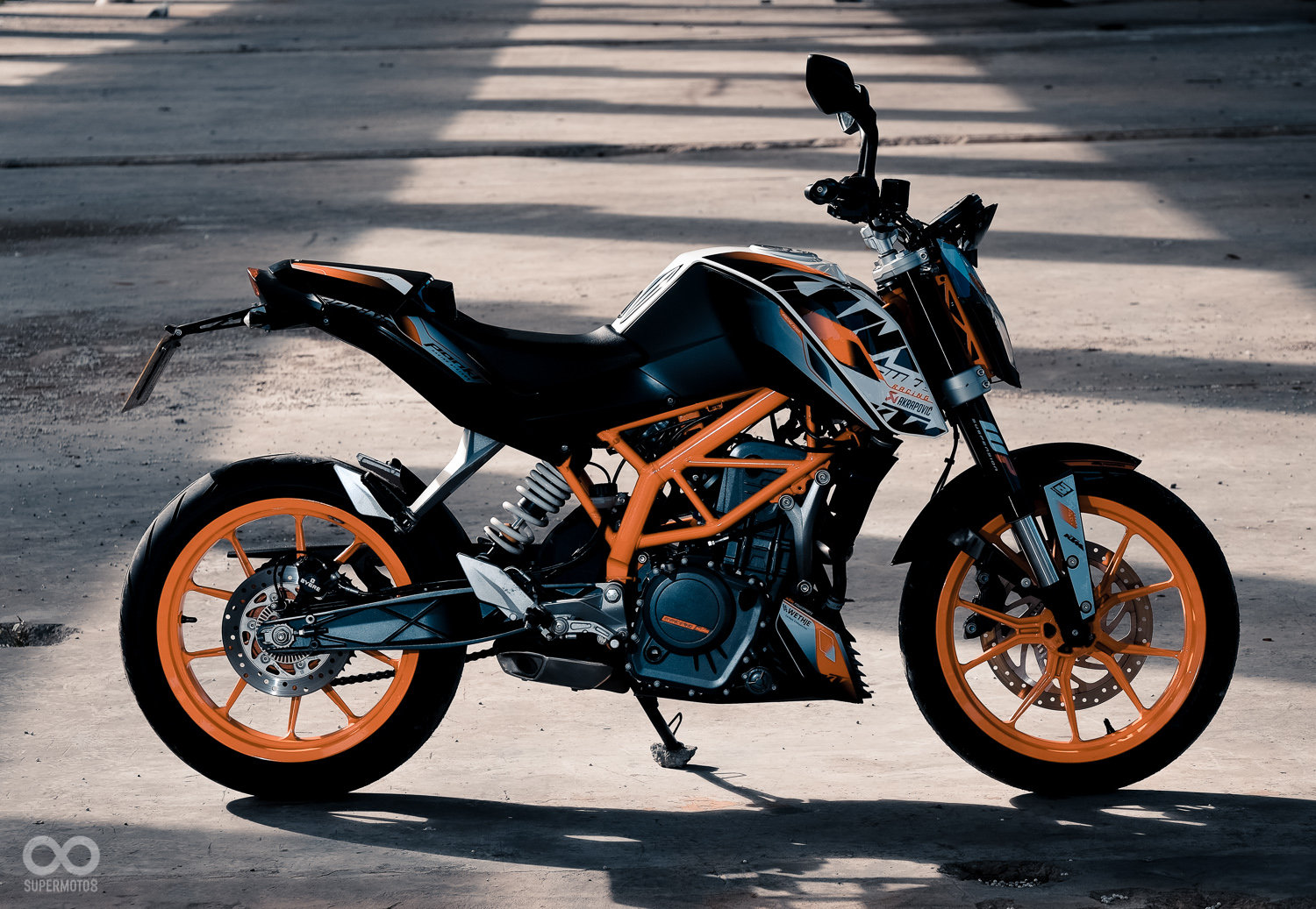 國內總代理引進的2016年式的390 DUKE在配備與價格都更為升級。