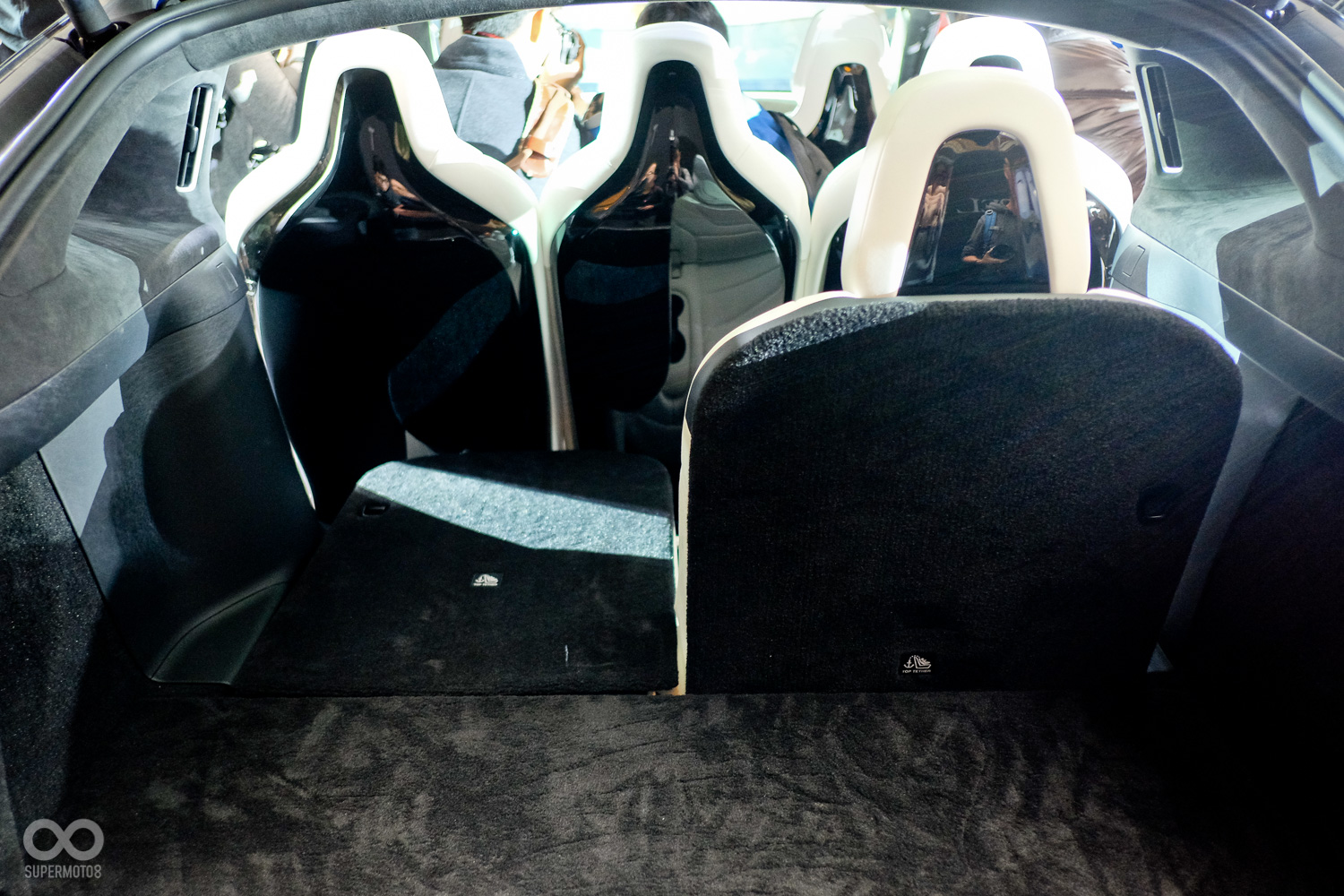 除了七人座外，車尾置物空間依然相當寬敞，如需要載運較大物品時也可將第三排座位收合，創造最大的載貨空間