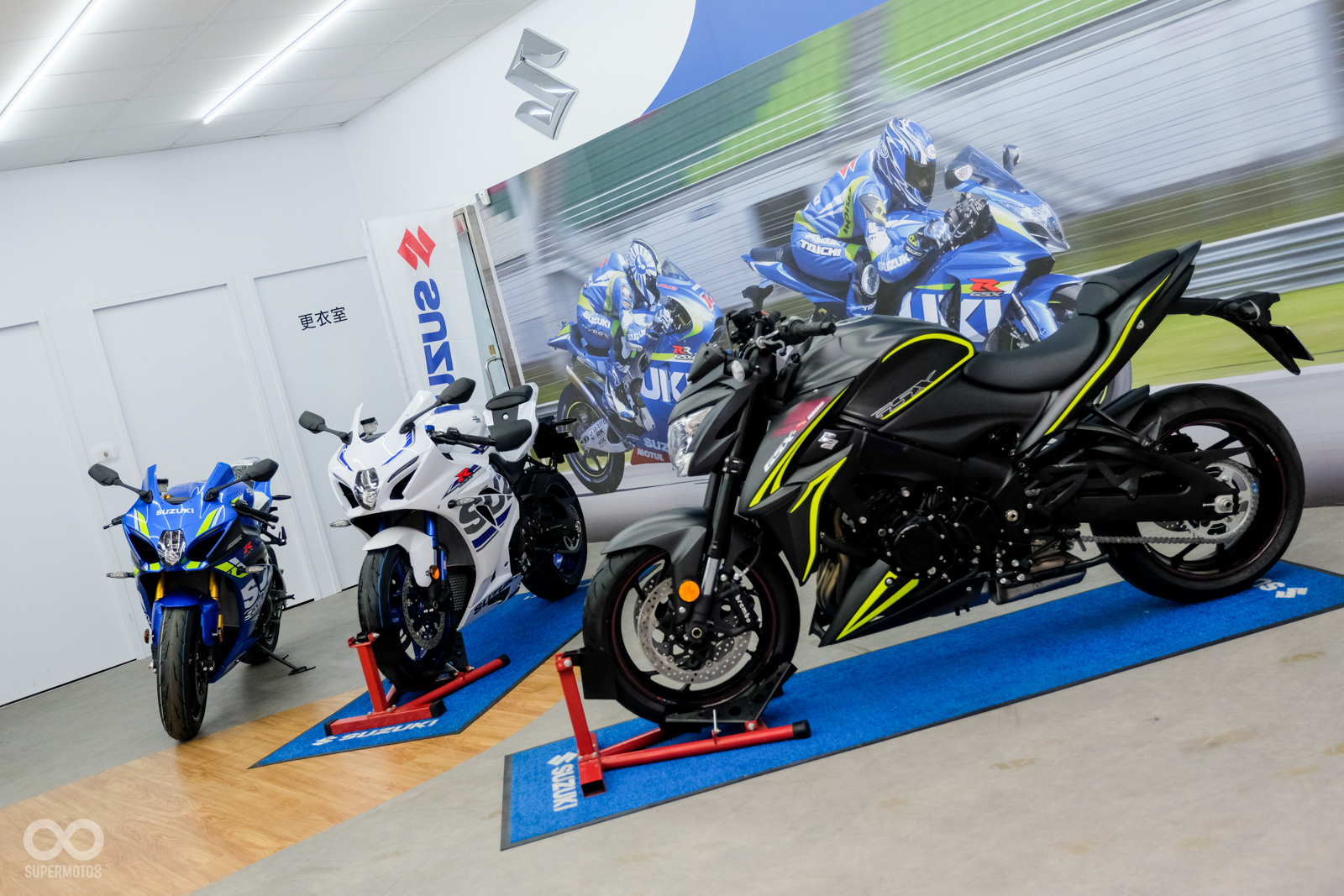 螢光車身貼紙為歐洲地區選配精品