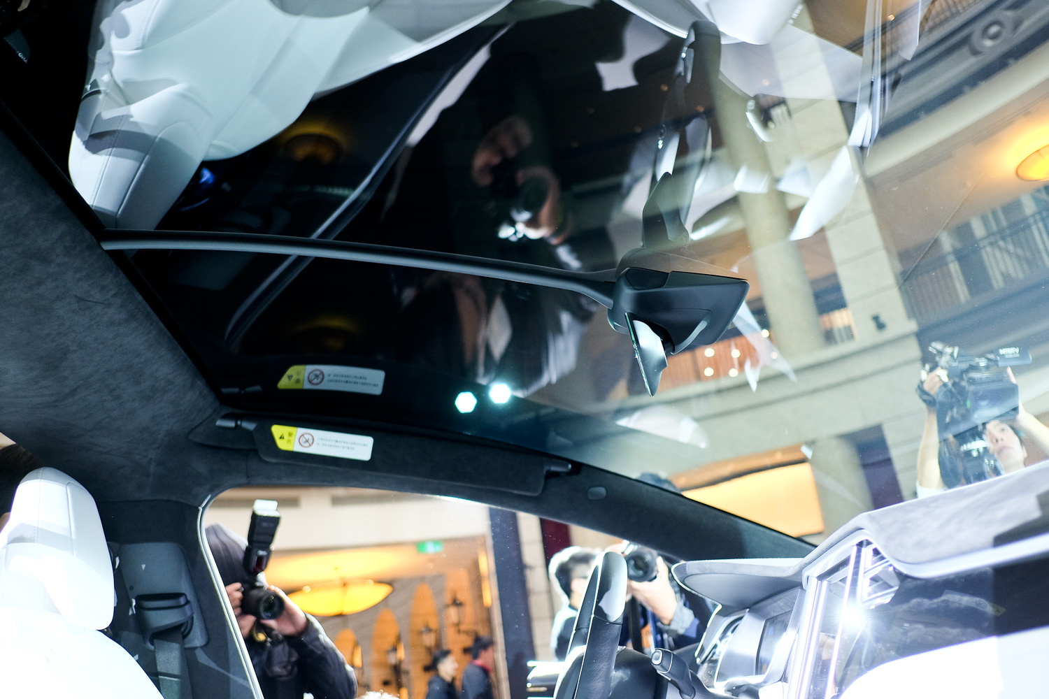 大面積的全景擋風玻璃一路延伸至駕駛頭頂