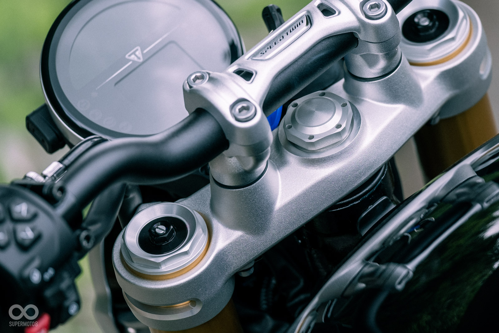 全可調的 Marzocchi 43mm 倒立前叉，與標準版截然不同（當年評測的Speed Twin 還是正立式前叉呢...真是大升級）