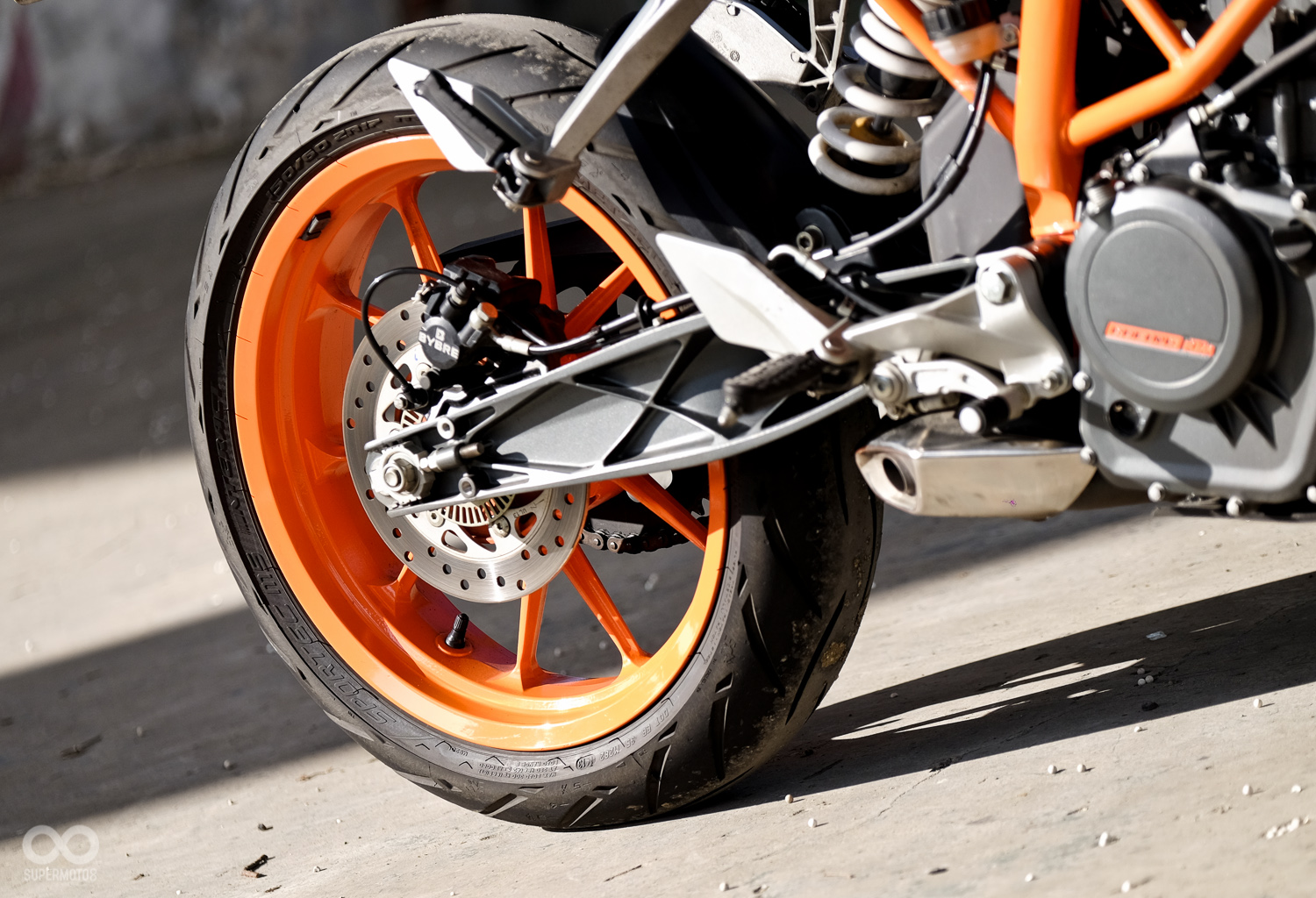 一體式鋁合金搖臂不論在外觀或是性能表現,在黃牌輕檔級距中都優於其他對手