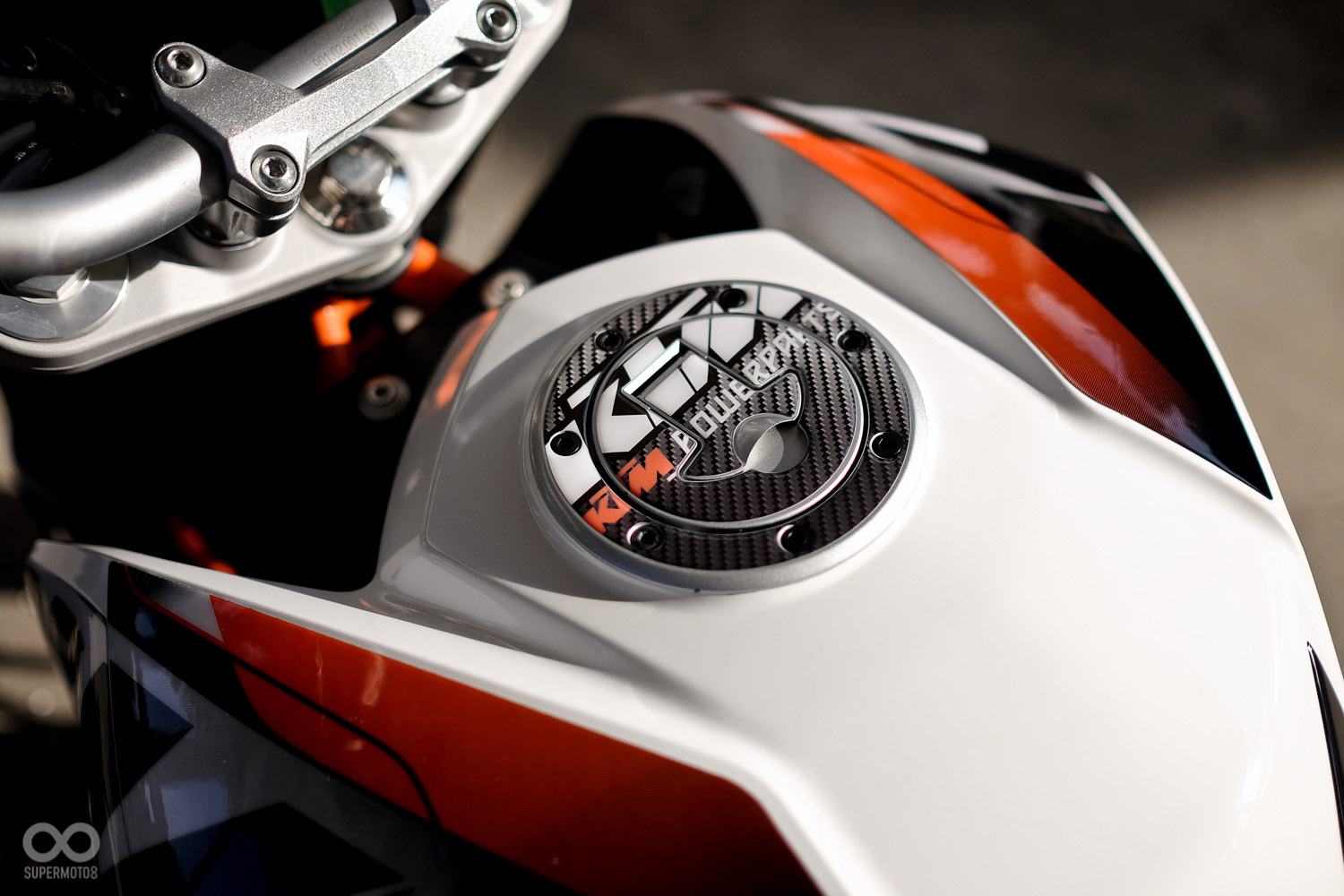 原廠推出的油箱蓋彩繪貼,讓KTM熱血展露無遺