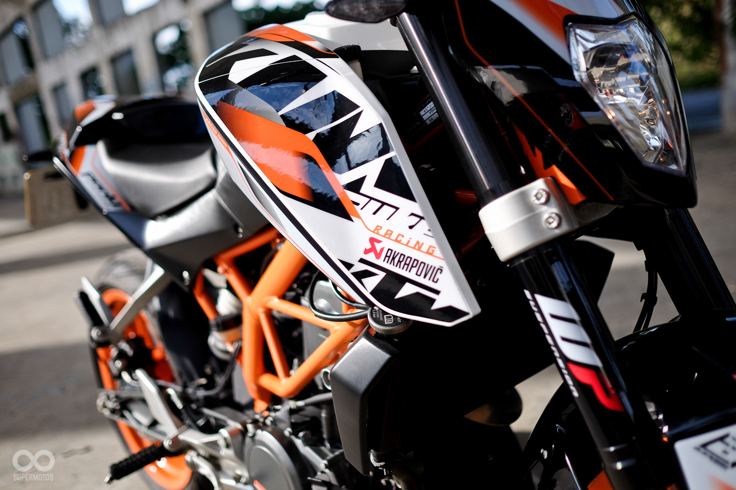 車身更換KTM原廠改裝精品彩貼,讓DUKE390更加狂野奔放