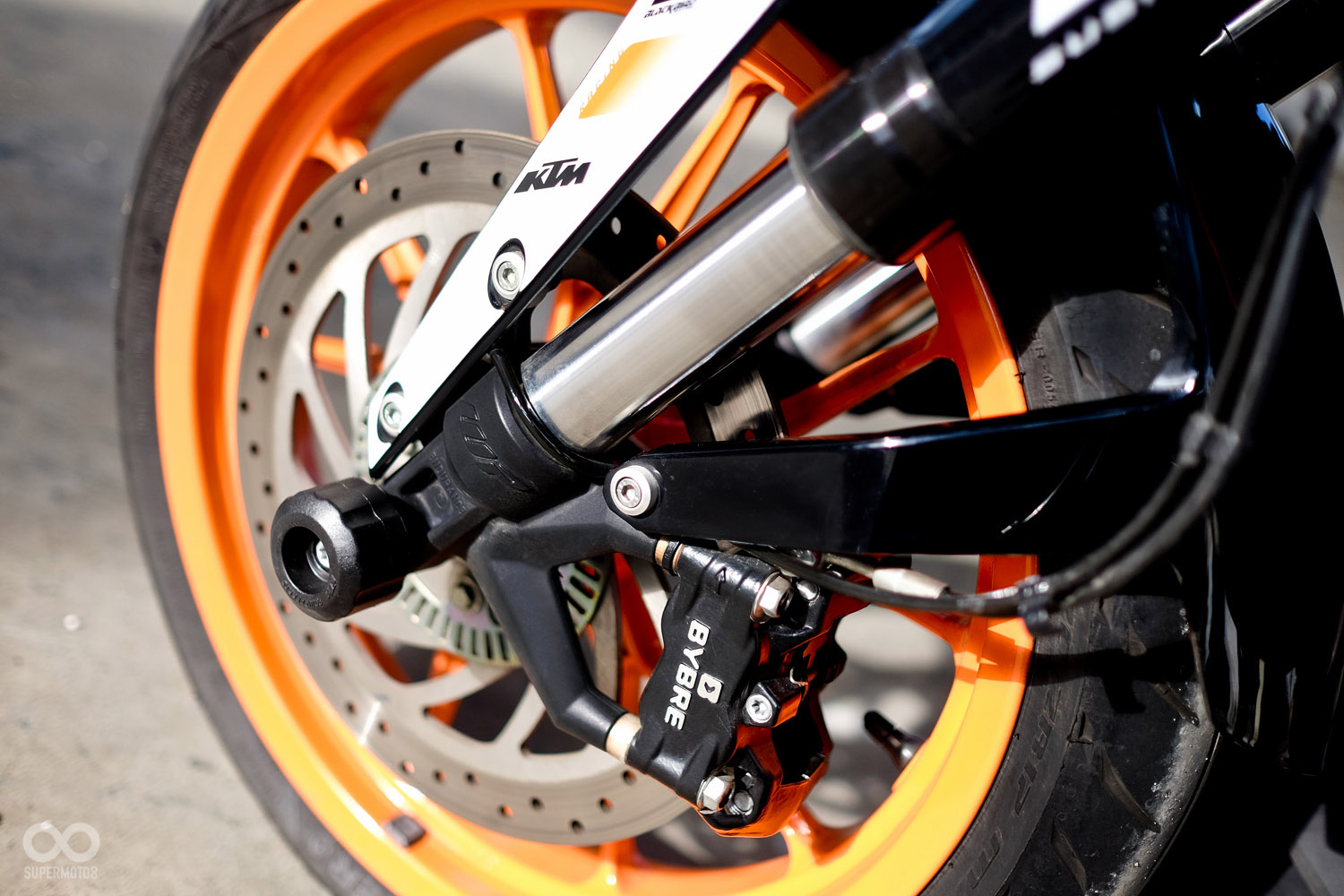 WP 43mm倒立式前 搭配230mm單碟與Brembo代工的BYBRE輻射卡鉗