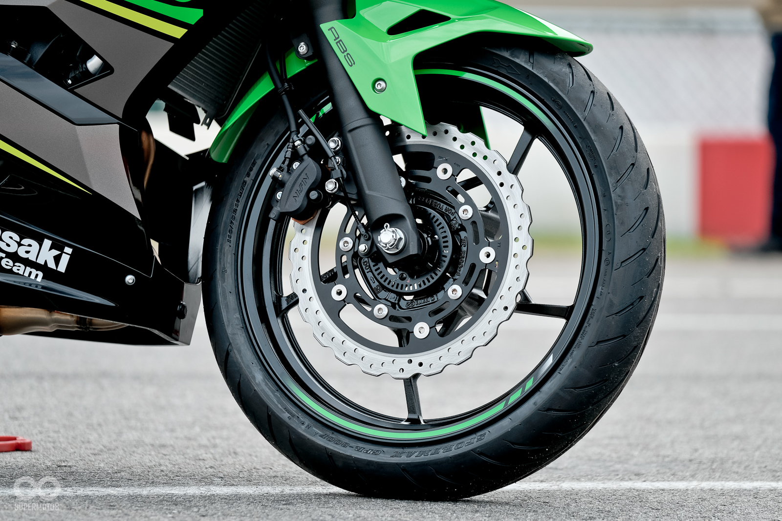 前煞車系統為單向雙活塞卡鉗配上單邊310mm浮動碟盤