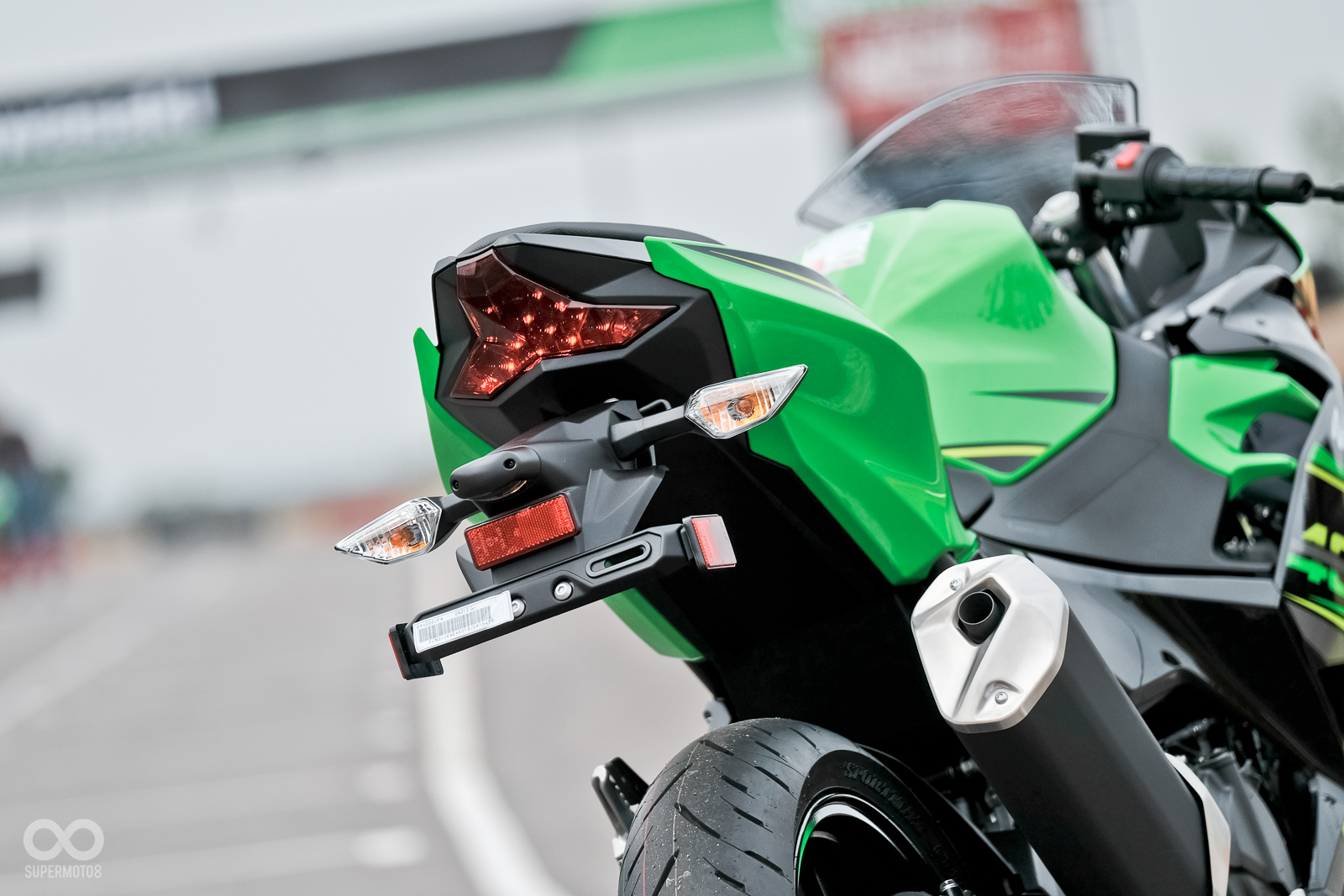 前後方向燈依舊採用傳統燈泡，尾燈造型與ZX-10R類似