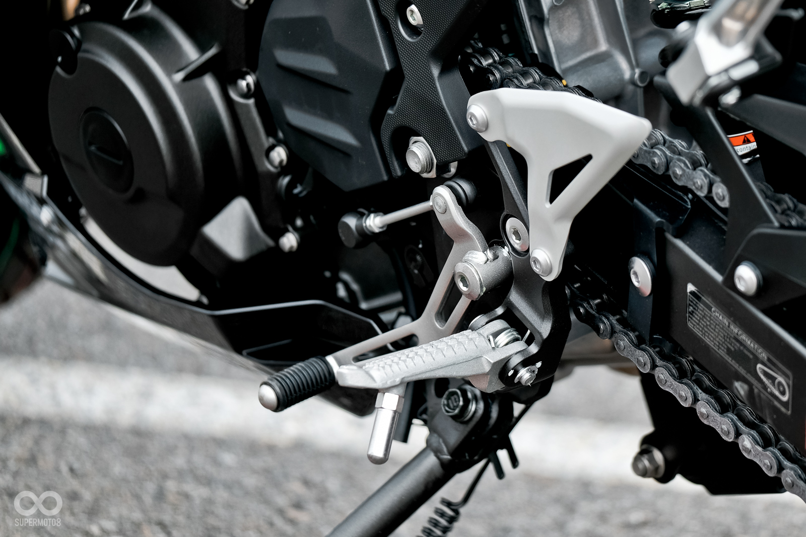 偏向舒適取向的腳踏位置，對於極度熱血的車主來說或許會略顯不足