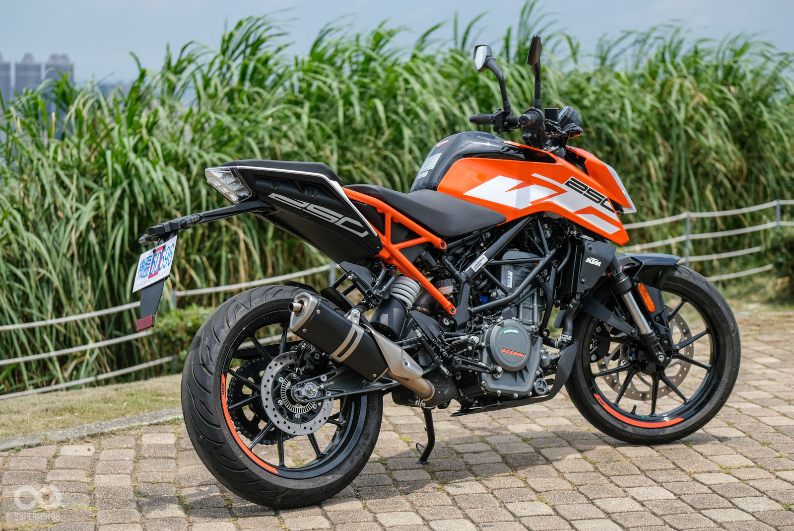 雖然產品定位為入門樂趣車,但KTM 250 DUKE依舊與其他兄弟車款相同,獲得類似的外觀造型