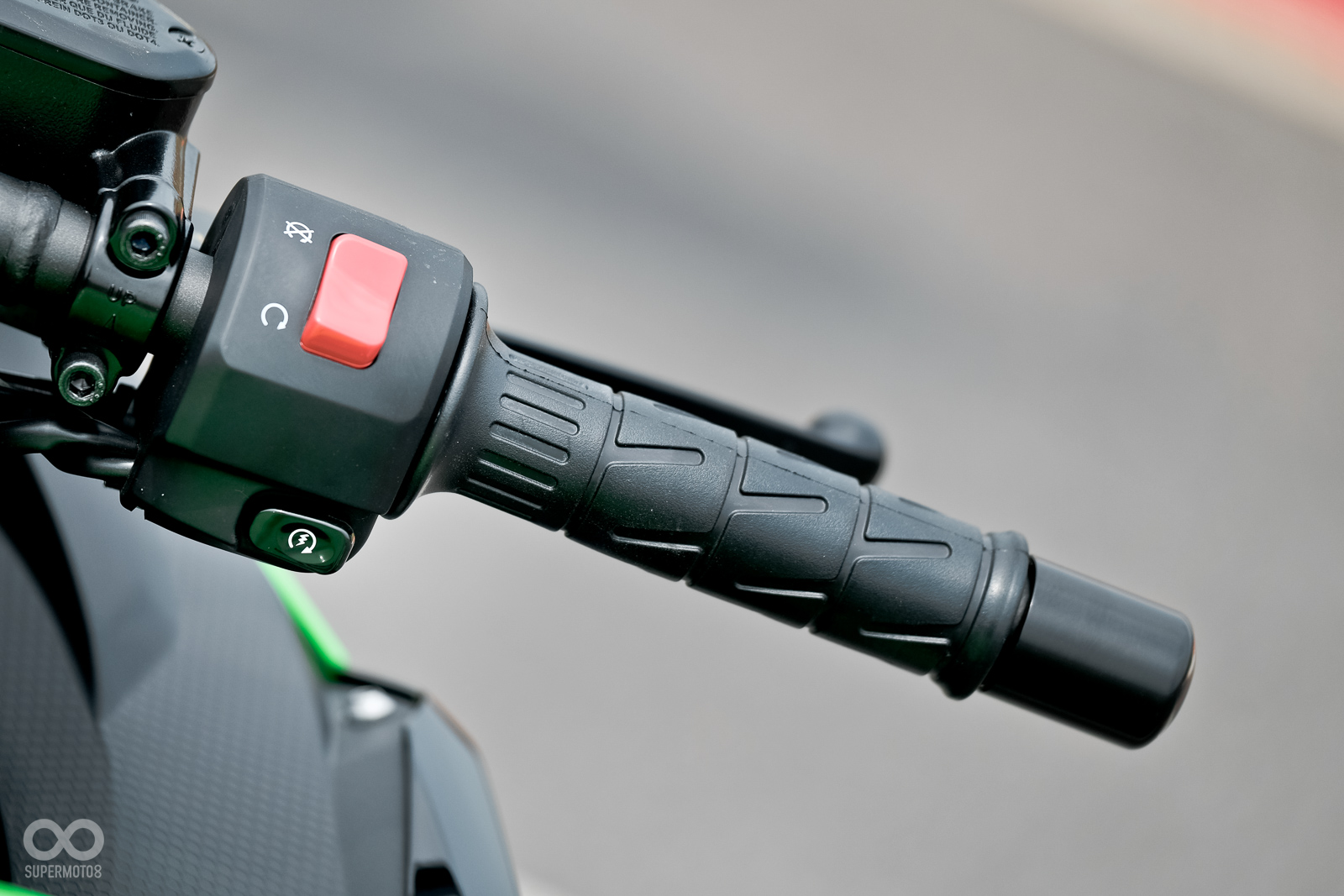 手把依舊維持分離高把，左、右手把的按鍵配置也與大部分車款相同