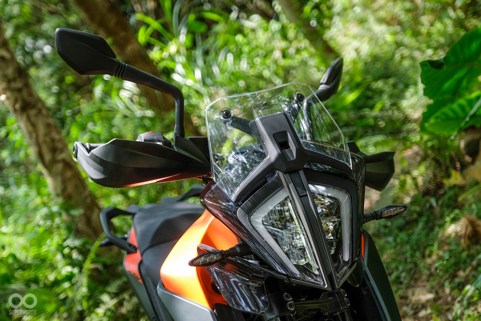 車頭大燈與790 ADVENTURE相當神似,上方的小風鏡為標配,高低兩段可調