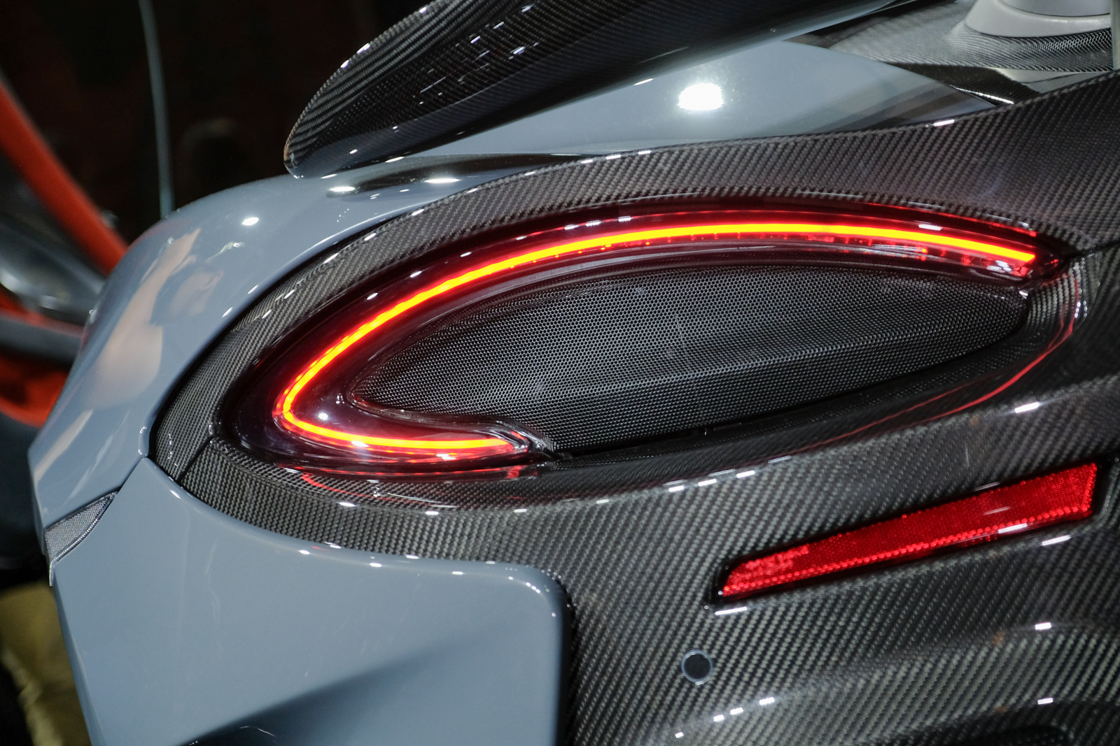 非常標誌性的迴旋鏢尾燈也能在600LT上看到