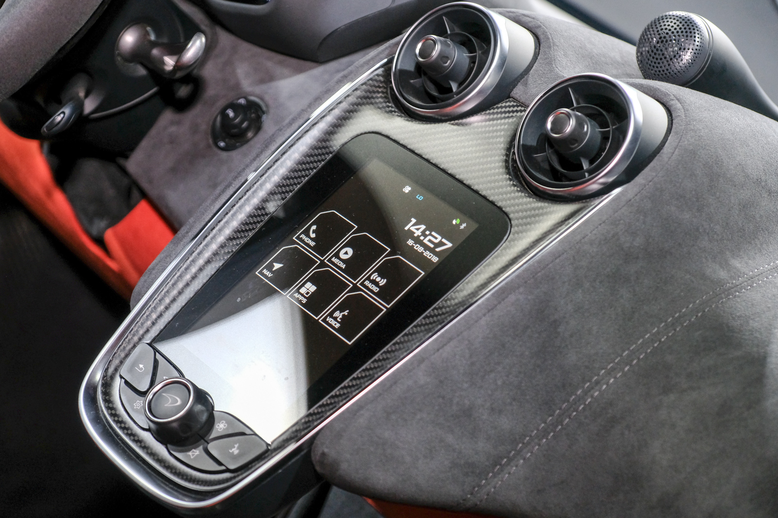 簡潔俐落的中控台以及橘紅的座椅配色，營造出具有科技質感又活潑的內裝氛圍