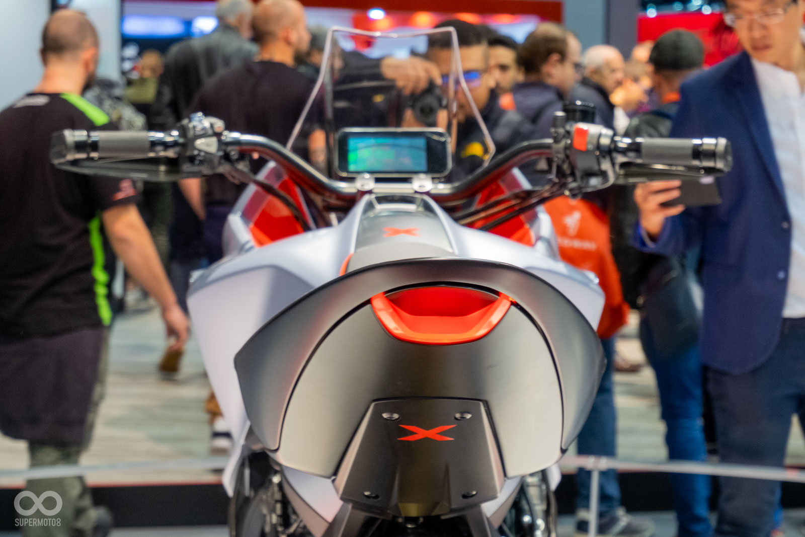 車尾的設計也和CB-R家族的半圓形造型神似；短上翹的車尾也給予CB4 X俐落的動感視覺