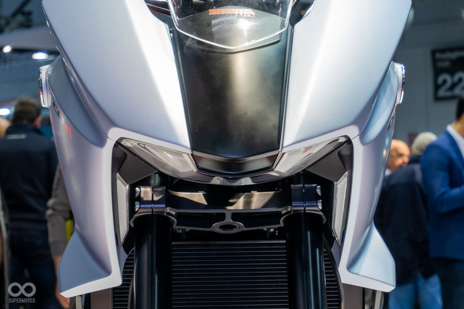 Semi-Fairing半整流罩的設計，甚至在下緣還有類似小翅膀的造型