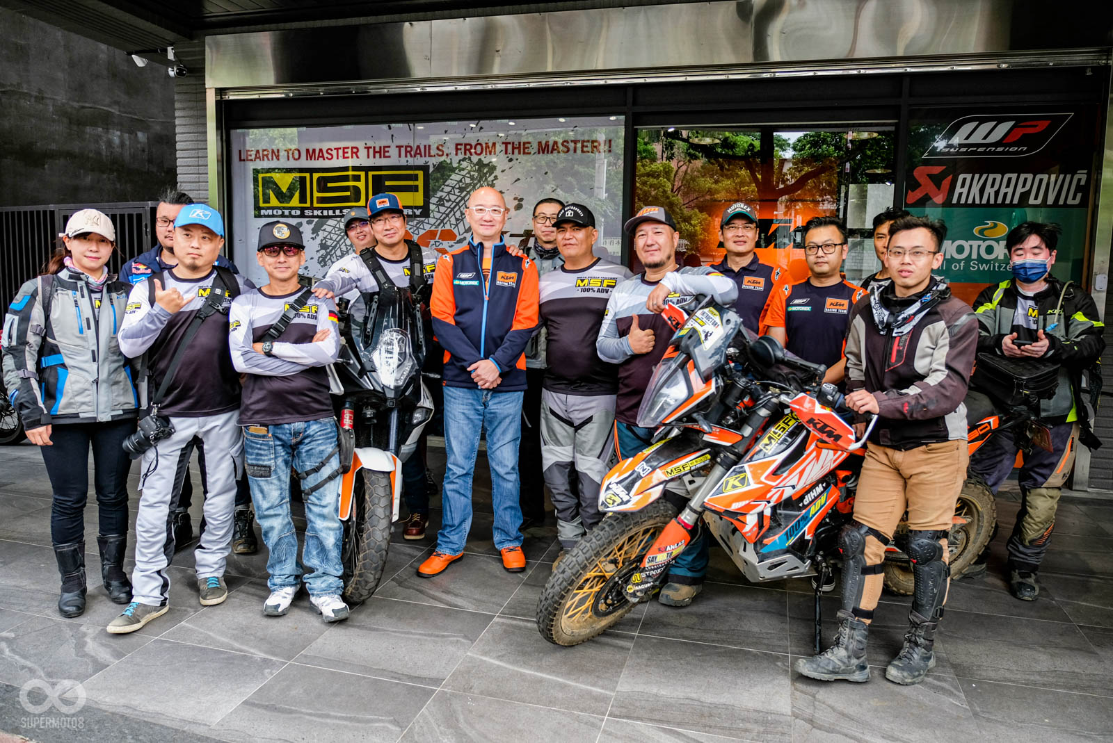 簽約活動當天更有許多毛教練的學員和86騎士窩車友們前來共襄盛舉