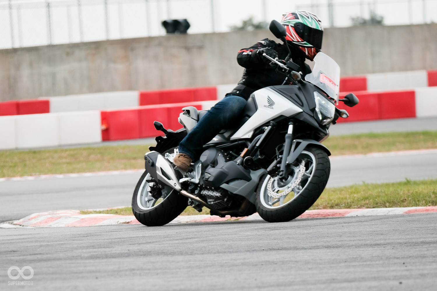 NC750X適當的配重在賽道中能輕易的找到騎乘的節奏